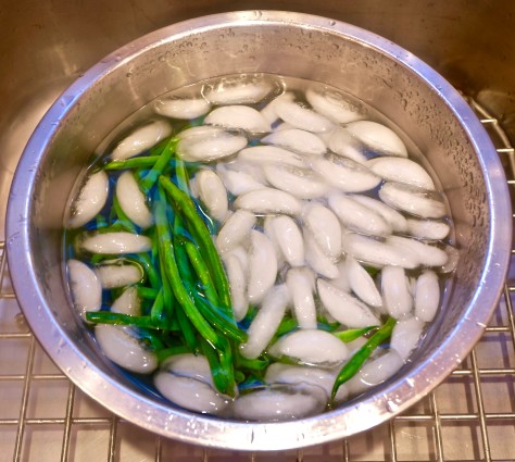 haricot verts in ice bath